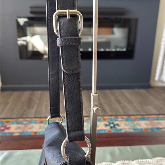 Liz Claiborne Black faux Leather Shoulder Bag - Picture 4 of 9